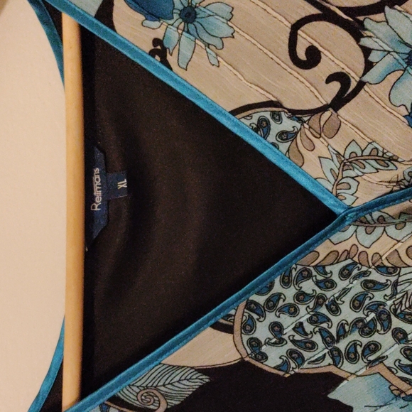 Reitmans blouse in Size XL. Blue and black, 100% Polyester - Picture 2 of 4